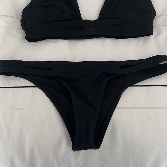 Vitamin A Neutra black bikini - Picture 6 of 6